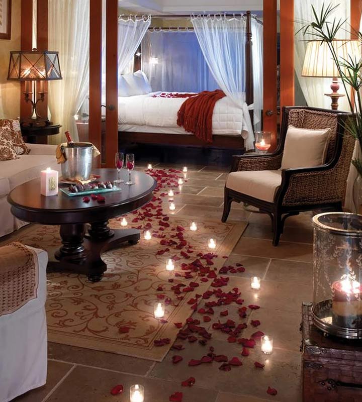 اتاق عروس و دامادی که کف آن به وسیله مسیرهای گلبرگی که در کنارشان شمع های روشن قرار دارند، تزیین شده است